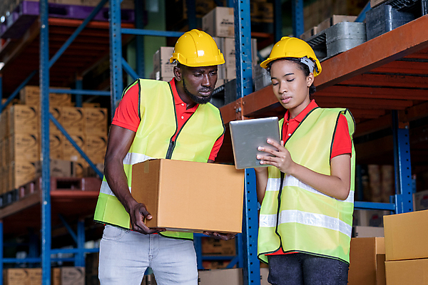 포토 JPG 해외이미지 여자 산업 비즈니스 공장 성공 노동자 선반 직장 함께함 실내 안전 사람 성인 두명 상자 알약 화물 업무 수술 계산 감독 상품 주식 안전모 헬멧 종업원 창고 직원 확인 경영자 패키지 수납 적재 물류 분배 수입 신발장 공급 해외포토 직업 가구 컨셉 회사 공업 의학 내부 치료 금융 약 운송업 작업 안전장비 보호장비 리더 파일형식 이미지허브