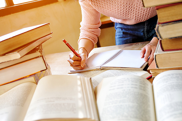 포토 JPG 해외이미지 백인 1 학생 라이프스타일 응시 여자 교육 행복 백그라운드 학교 책장 실내 미소 사람 앉기 동양인 성인 사람없음 10대 책 노트북 스터디 독서 뷰티 일본 검은색 헤드폰 도서관 읽기 대학교 해외포토 서양인 시선 감정 아시아 컬러 음향기기 가구 모션 청소년 표정 인종 내부 생활 전자제품 학습 파일형식 이미지허브