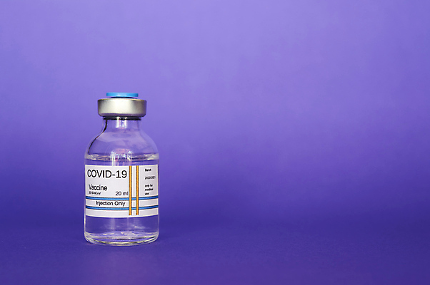 포토 JPG 해외이미지 사람없음 액체 바이러스 예방 주사약 개발 백신 보라색배경 예방접종 예방주사 카피스페이스 코로나바이러스 해외포토 백그라운드 의학 주사기 약 보라색 공백 접종 파일형식 이미지허브