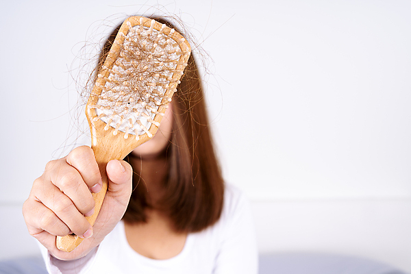 포토 JPG 해외이미지 여자 실내 한명 들기 상반신 성인 앞모습 뷰티 머리카락 머리빗 흰배경 헤어관리 두피케어 탈모 탈모클리닉 성인여자한명만 탈모예방 숱 해외포토 1 뷰포인트 백그라운드 모션 사람 내부 머리 흰색 미용용품 예방 클리닉 증상 여자한명만 성인여자만 파일형식 이미지허브