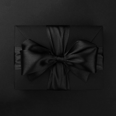 포토 JPG 해외이미지 디자인 리본 종이 백그라운드 컨셉 텍스트 휴가 선물 사람없음 장식 쇼핑 상자 유행 세일 상점 검은색 놀람 신용카드 플랫 고급 우아함 구매 상품 실크 묶기 심볼 활 매듭 심플 패키지 소매 승진 종료 금요일 마케팅 특별함 카피스페이스 블랙프라이데이 제의 미니멀 해외포토 감정 컬러 모션 데이이벤트 표정 금융 공백 직물 요일 파일형식 이미지허브