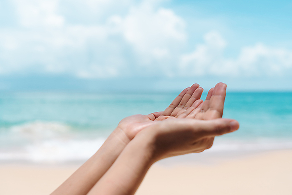 포토 JPG 해외이미지 주간 손 하늘 해변 야외 신체부위 손모으기 해외포토 자연요소 바다 사람 손짓 파일형식 이미지허브