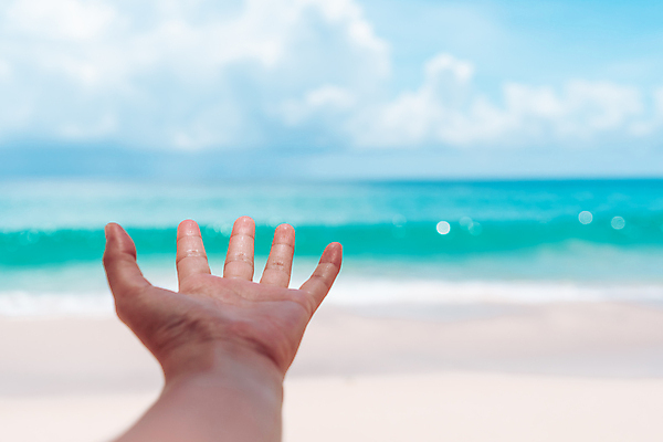 포토 JPG 해외이미지 주간 손 하늘 손짓 해변 야외 아웃포커스 신체부위 손들기 해외포토 자연요소 바다 모션 촬영기법 사람 파일형식 이미지허브