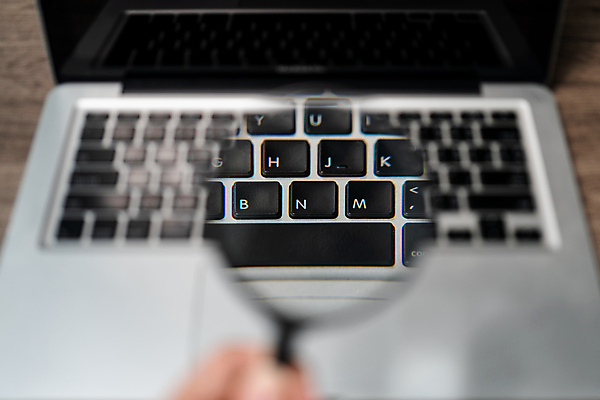 포토 JPG 해외이미지 응시 컨셉 인터넷 비즈니스 유리 돋보기 열쇠 사람없음 노트북 컴퓨터 디지털 공책 자료 웹 정보 흰색 관찰 키보드 네트워크 바이러스 닫기 선택 확대 분석 오브젝트 검색 파일 탐정 점검 발견 해커 악성코드 키패드 해외포토 시선 컬러 모션 재질 문구용품 전자제품 범죄 파일형식 이미지허브