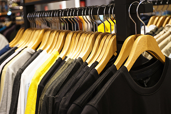 포토 JPG 해외이미지 드레스 옷 남자 셔츠 티셔츠 비즈니스 태국 사람없음 유행 세일 상점 직물 면 구매 옷걸이 매각 해외포토 아시아 상의 사람 쇼핑 파일형식 이미지허브