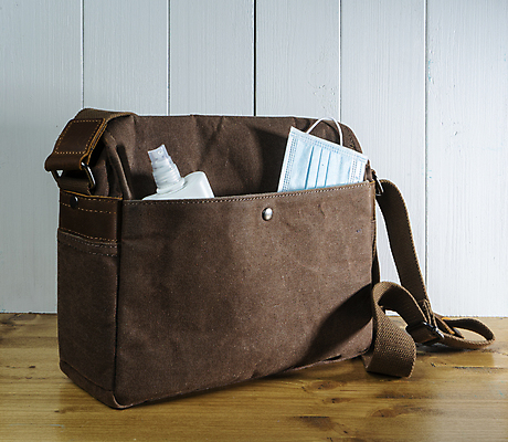 포토 JPG 해외이미지 컨셉 가방 출입구 거리 건강 가면 사람없음 핸드백 사회 바이러스 보호 예방 소셜 해외포토 잡화 공동체 파일형식 이미지허브