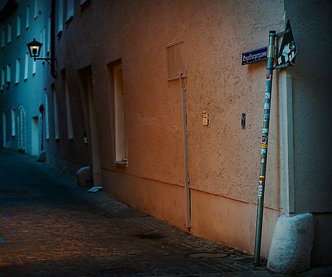 포토 JPG 해외이미지 외관 유럽 벽 여행 건축양식 창문 거리 주택 독일 사람없음 야외 건물 여름 파란색 빛 여행객 유로 바위 등불 램프 도시 역사 야간 사인 좁은 타운 옛날 유럽연합 바이에른 바이에른사람 해외포토 자연요소 건축물 계절 건축 나라 컬러 돈 조명 사람 돌_바위 파일형식 이미지허브