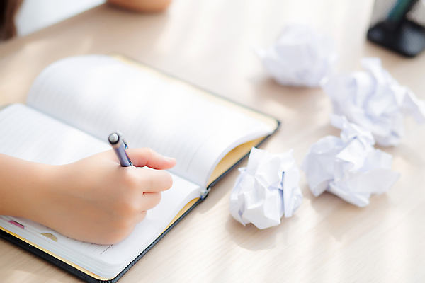 포토 JPG 해외이미지 백인 직업 1 라이프스타일 손 여자 아시아 종이 비즈니스 스트레스 아이디어 직장 실내 피곤 창조 한명 사람 동양인 성인 책 사무실 머리 다이어리 공책 기록 업무 작업 비즈니스우먼 좌절 작가 책상 분석 고민 보고서 업무과다 구김 마감 심각 압력 프리랜서 해외포토 서양인 감정 나라 가구 컨셉 회사 모션 문구용품 인종 내부 생활 신체부위 사무용품 직장인 파일형식 이미지허브