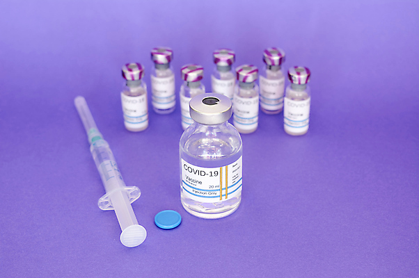 포토 JPG 해외이미지 주사기 사람없음 예방 주사약 백신 보라색배경 예방접종 예방주사 카피스페이스 코로나바이러스 해외포토 백그라운드 의학 의료기기 약 보라색 공백 바이러스 접종 파일형식 이미지허브