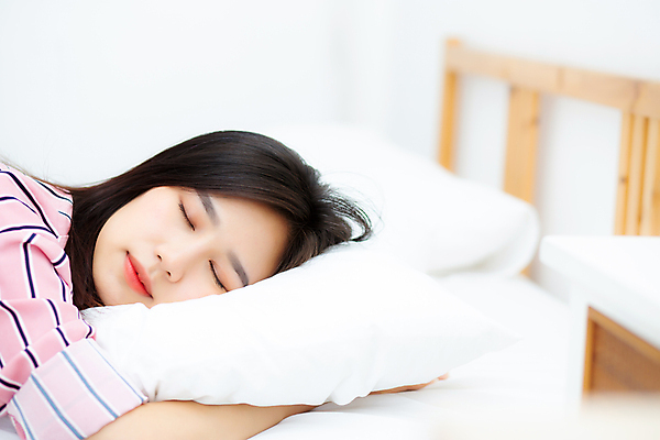 포토 JPG 해외이미지 백인 1 라이프스타일 여자 행복 아시아 얼굴 베개 아침 휴식 주택 건강 피곤 한명 미소 사람 동양인 성인 뷰티 침실 꿈 방 흰색 침대 신선 잠 내추럴 거짓말 취침시간 해외포토 주간 서양인 감정 나라 컬러 가구 컨셉 침구 표정 인종 건물 생활 신체부위 파일형식 이미지허브