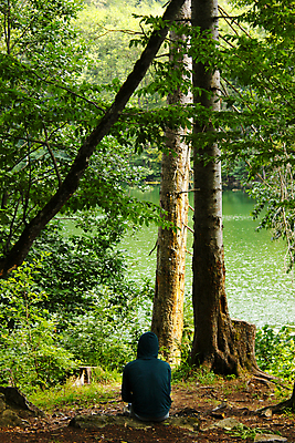 포토 JPG 해외이미지 라이프스타일 남자 행복 실루엣 호수 스포츠 여행 백그라운드 배낭 자국 자연 하늘 산 건강 사람 앉기 사람없음 야외 초록색 파란색 선글라스 여행객 산책 트래킹 하이킹 정상 숲 언덕 백패커 절정 캡모자 하이커 해외포토 모자_잡화 감정 안경 컬러 가방 모션 레저 휴식 촬영기법 생활 생태계 파일형식 이미지허브