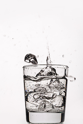 포토 JPG 해외이미지 음료 백그라운드 모션 유리 불꽃 사람없음 컵 물 얼음 거품 흐름 추위 신선 투명 액체 개울 붓기 달콤 맛 떨어짐 시원함 가득함 큐브 상쾌 부드러움 소다 토닉 팝 해로움 스플래쉬 해외포토 자연요소 식기 감정 컨셉 재질 불 강 감각 파일형식 이미지허브