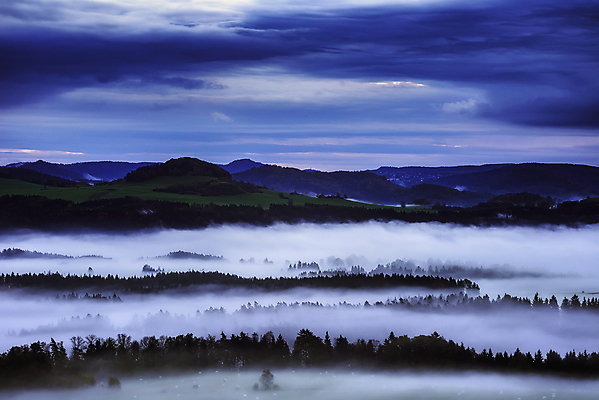 포토 JPG 해외이미지 나무 식물 구름 계절 유럽 여행 단풍 자연 하늘 아침 산 풍경 사람없음 야외 초록색 환경 새벽 하이킹 안개 가을 시골 숲 언덕 산등성이 체코 내추럴 뿌연 가문비나무 해외포토 주간 자연요소 나라 컬러 잎 레저 날씨 생태계 파일형식 이미지허브