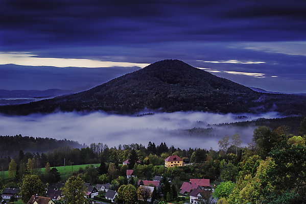 포토 JPG 해외이미지 나무 식물 계절 유럽 여행 단풍 자연 하늘 아침 산 사람없음 야외 건물 초록색 환경 새벽 하이킹 안개 시골 숲 언덕 산등성이 체코 내추럴 뿌연 가문비나무 해외포토 주간 자연요소 건축물 나라 컬러 잎 레저 날씨 생태계 파일형식 이미지허브
