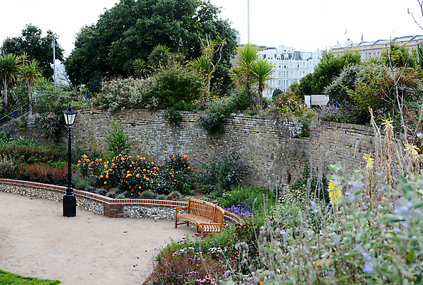 포토 JPG 해외이미지 나무 벽 벤치 리조트 잉글랜드 사람없음 평화 정원 달리아 화단 타운 해외포토 식물 꽃 컨셉 의자 영국 도시 파일형식 이미지허브