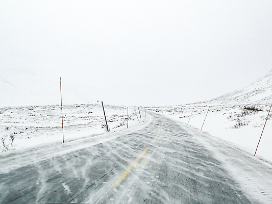 포토 JPG 해외이미지 계절 유럽 도로 여행 겨울 교통시설 자동차 자연 바람 날씨 산 노르웨이 사람없음 야외 냉동 얼음 검은색 운전 추위 흰색 고속도로 숲 사인 서리 폭풍 북쪽 눈보라 내추럴 방법 스칸디나비아 특별함 눈내림 해외포토 자연요소 나라 길 육상교통 컬러 교통 컨셉 모션 눈_날씨 방향 시설 생태계 파일형식 이미지허브