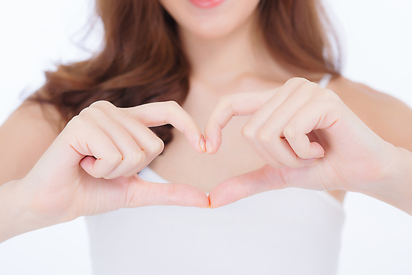 포토 JPG 해외이미지 여자 행복 갈색머리 사랑 한명 동양인 상반신 성인 앞모습 하트 손하트 성인여자한명만 해외포토 모양 1 헤어스타일 감정 뷰포인트 사람 인종 손짓 여자한명만 성인여자만 파일형식 이미지허브