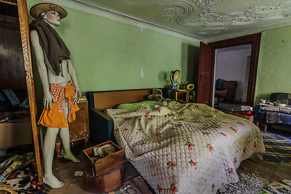 포토 JPG 해외이미지 벽 가구 부분 창문 사람없음 건물 장식 책 꽃병 방 탐험 램프 커튼 역사 상품 수집 버리기 묘사 오브젝트 부식 시설 시력 먼지 발견 곰팡이 구식 깨짐 떠남 무인 옛날 항목 스타일 해외포토 건축물 꽃 생활용품 컨셉 모션 조명 파일형식 이미지허브