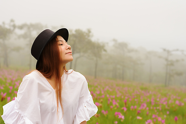 포토 JPG 해외이미지 구름 모델 1 라이프스타일 여자 꽃 행복 감정 아시아 분홍색 태국 자연 따뜻함 건강 한명 사람 앉기 동양인 초록색 일출 검은색 젖음 안개 벚꽃 신선 숲 수분 싱글 내추럴 혼자 해외포토 자연요소 식물 나라 컬러 모션 날씨 인종 생활 노을 생태계 파일형식 이미지허브
