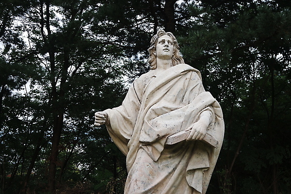 포토 JPG 해외이미지 공원 교육 종교 문화 조각 생각 건축양식 미술 사람없음 야외 책 조각상 교육자 골동품 역사 과학자 박물관 대리석 기념물 그리스인 천연기념물 명품 해외포토 서양인 직업 공공시설 건축 과학 재료 문화예술 조형물 상품 학자 파일형식 이미지허브