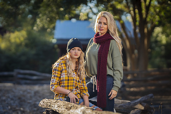 포토 JPG 해외이미지 백인 라이프스타일 여자 딸 행복 감정 어린이 가족 포옹 자연 놀이 엄마 함께함 건강 사랑 웃음 사람 야외 두명 10대 부모 농경지 우정 기쁨 육아 시골 잡기 해외포토 서양인 컨셉 관계 안기 모션 청소년 표정 생활 친구 농장 생태계 파일형식 이미지허브