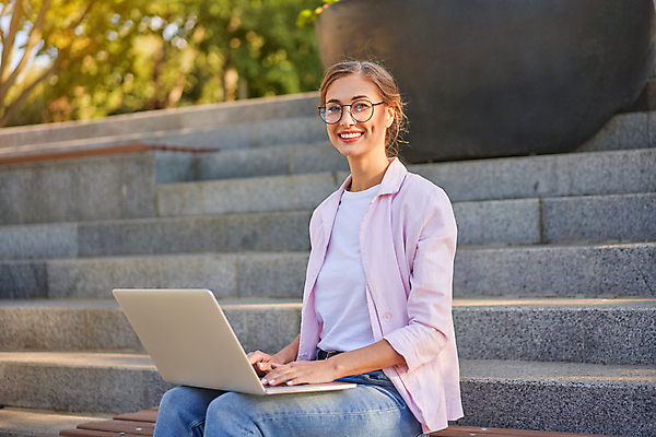 포토 JPG 해외이미지 백인 직업 학생 공원 여자 교육 행복 유럽 안경 비즈니스 사업가 통신 자연 성공 수업 한명 사람 앉기 야외 노트북 스터디 컴퓨터 금발 햇빛 계단 교사 공책 업무 작업 비즈니스우먼 무선전화기 긍정 멀리 온라인 전자상거래 고용 채팅 프리랜서 혼자 해외포토 서양인 1 헤어스타일 잡화 공공시설 감정 나라 컨셉 모션 문구용품 전자제품 학습 태양 구직 직장인 전화기 생태계 채용 파일형식 이미지허브