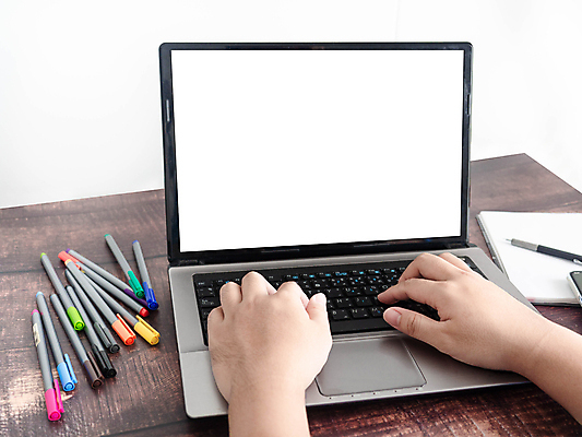 포토 JPG 해외이미지 직업 여자 남자 행복 인터넷 비즈니스 사업가 통신 탁자 회의 협력 주택 대화 사람 사람없음 목재 노트북 컴퓨터 사무실 우주 스크린 공책 자료 공백 정보 흰색 키보드 업무 작업 계획 토론 책상 분석 동료 온라인 마케팅 목업 브레인스토밍 해외포토 나무 감정 컬러 가구 컨셉 재료 관계 문구용품 말하기 건물 전자제품 파일형식 이미지허브