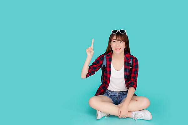 포토 JPG 해외이미지 모델 라이프스타일 행복 감정 아시아 안경 여행 백그라운드 가방 비즈니스 배낭 휴가 항해 한명 사람 앉기 동양인 성인 파란색 선글라스 뷰티 유행 여행객 수확 가리킴 표현 자신감 흥분 고립 스타일 힙스터 해외포토 1 잡화 패션 나라 컬러 농업 배_교통 모션 인종 손짓 생활 파일형식 이미지허브