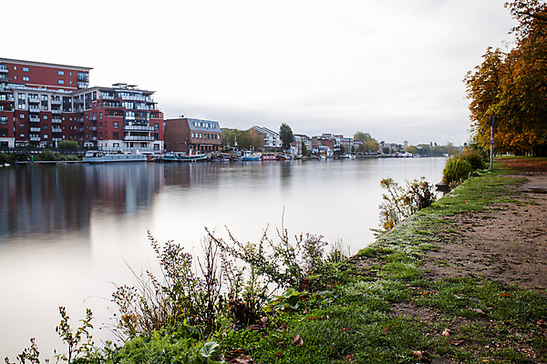 포토 JPG 해외이미지 나무 구름 계절 유럽 여행 잎 창문 자연 하늘 아침 영국 잉글랜드 풍경 사람없음 건물 물 강 도시풍경 햇빛 반사 일출 회색 가을 도시 그림 수로 운하 먼지 스카이라인 옛날 채널 해외포토 주간 자연요소 식물 건축물 나라 컬러 태양 노을 생태계 파일형식 이미지허브