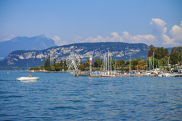 포토 JPG 해외이미지 유럽 문화 호수 바다 여행 건축양식 자연 하늘 휴가 산 파노라마 사람없음 야외 초록색 물 파란색 일몰 이탈리아 하이킹 도시 보트 휴양지 알프스 내추럴 베로나 해외포토 자연요소 건축 나라 컬러 배_교통 레저 촬영기법 노을 장소 생태계 파일형식 이미지허브