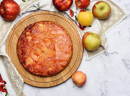 포토 JPG 해외이미지 디저트 실내 사람없음 하이앵글 달콤 사과 흰배경 나무받침 애플파이 해외포토 음식 뷰포인트 백그라운드 과일 내부 목재 흰색 맛 받침대 파이_빵 파일형식 이미지허브