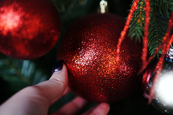 포토 JPG 해외이미지 손 크리스마스장식 크리스마스 실내 들기 근접촬영 신체부위 잡기 오너먼트 해외포토 기념일 뷰포인트 모션 사람 내부 파일형식 이미지허브