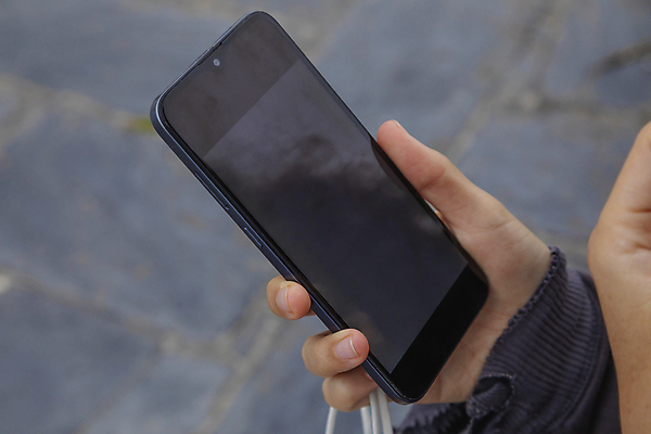 포토 JPG 해외이미지 응시 옷 얼굴 인터넷 통신 손가락 모바일 새로움 관리 가면 사람 사람없음 스마트폰 디지털 스크린 회색 잡기 메시지 스페인 보호 검색 복고 머리위 부름 보여주기 전송 깨짐 옛날 진짜 채팅 히피 해외포토 손 시선 유럽 컬러 컨셉 모션 신체부위 핸드폰 스마트기기 파일형식 이미지허브