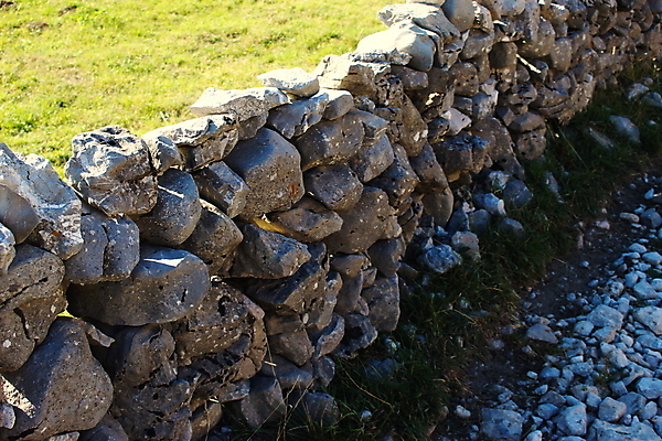 포토 JPG 해외이미지 외관 도로 벽 백그라운드 밭 건축양식 자연 산 사람없음 야외 울타리 쌓기 걷기 마을 힘 하이킹 회색 경계선 시골 큼 묘사 유기농 보스니아 옛날 핸드메이드 불규칙 해외포토 웰빙 건축 길 선 컬러 컨셉 농업 교통시설 모션 레저 담장 크기 경계 생태계 파일형식 이미지허브