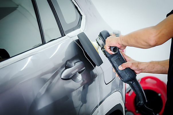 포토 JPG 해외이미지 손 자동차 실내 신체부위 공구 잡기 닦기 팔 세차 스펀지 차문 해외포토 육상교통 모션 사람 내부 도구 파일형식 이미지허브