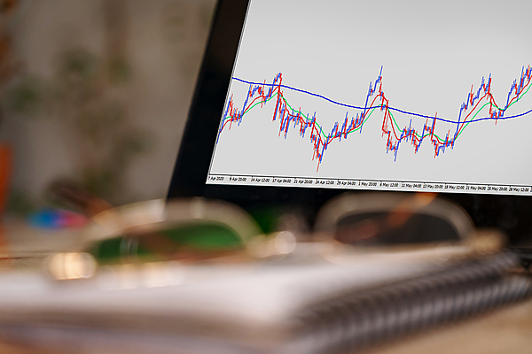 포토 JPG 해외이미지 안경 컨셉 비즈니스 통계 그래프 설계 사람없음 컴퓨터그래픽 금융 경제 노트북 태블릿 알약 글로벌비즈니스 공책 정보 작업 쌍 변화 주식 위험 심볼 책상 분석 속도 무역 촛대 투자 이익 해외포토 잡화 산업 가구 문구용품 그래픽 전자제품 스마트기기 글로벌 약 파일형식 이미지허브