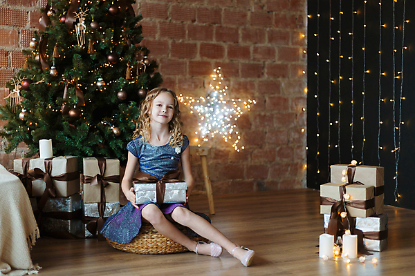 포토 JPG 해외이미지 나무 백인 드레스 계절 여자 행복 어린이 백그라운드 크리스마스 겨울 휴가 전등 새로움 주택 실내 선물 한명 사람 내부 장식 선물상자 상자 화환 놀람 침대 축하 잡기 오픈 야간 12월 기적 연도 해피뉴이어 마법 해외포토 자연요소 서양인 식물 1 옷 기념일 꽃 감정 가구 컨셉 모션 조명 표정 건물 새해인사 날짜 파일형식 이미지허브