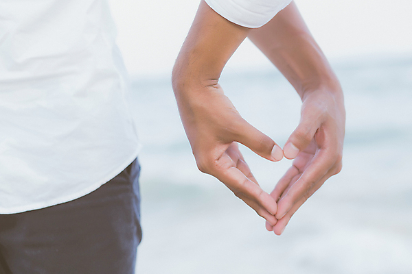 포토 JPG 해외이미지 손 남자 행복 함께함 사랑 동양인 성인 야외 두명 앞모습 신체부위 하트 손하트 성인남자만 해외포토 모양 감정 뷰포인트 컨셉 사람 인종 손짓 남자만 성인만 파일형식 이미지허브