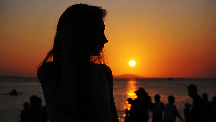 포토 JPG 해외이미지 여자 실루엣 바다 여행 휴가 한명 상반신 성인 야외 옆모습 햇빛 여행객 일몰 성인여자한명만 해외포토 1 뷰포인트 촬영기법 사람 태양 노을 여자한명만 성인여자만 파일형식 이미지허브
