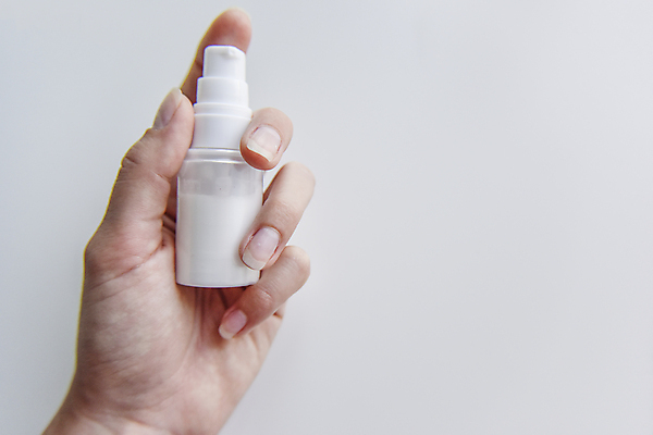 포토 JPG 해외이미지 손 웰빙 컨셉 실내 건강 성인 사람없음 일상 세로 뷰티 유행 화장품 시험 잡기 매끈함 생명공학 손톱 피부 크림 부드러움 로션 튜브 몸단장 돌봄 바디케어 생태학 수분크림 화학물질 노화 신청 해외포토 교육 의학 모션 사람 내부 라이프 신체부위 감각 화학 파일형식 이미지허브