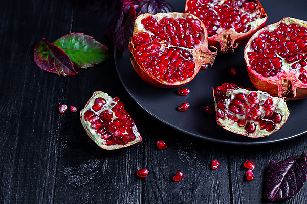 포토 JPG 해외이미지 잎 검은배경 사람없음 석류 석류알 해외포토 식물 백그라운드 과일 검은색 파일형식 이미지허브