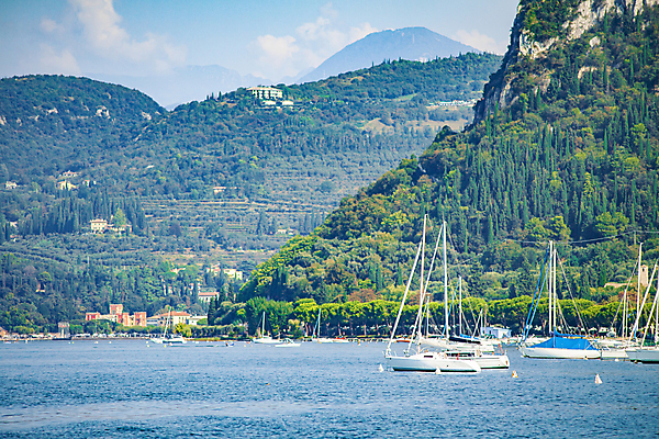 포토 JPG 해외이미지 주간 구름 호수 유럽풍경 하늘 산 사람없음 야외 건물 여름 이탈리아 보트 해외포토 자연요소 건축물 계절 유럽 배_교통 풍경 파일형식 이미지허브