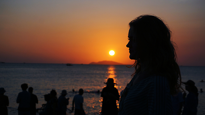 포토 JPG 해외이미지 여자 남자 실루엣 바다 휴가 여러명 성인 야외 옆모습 여행객 일몰 성인만 해외포토 뷰포인트 다수 촬영기법 사람 노을 파일형식 이미지허브