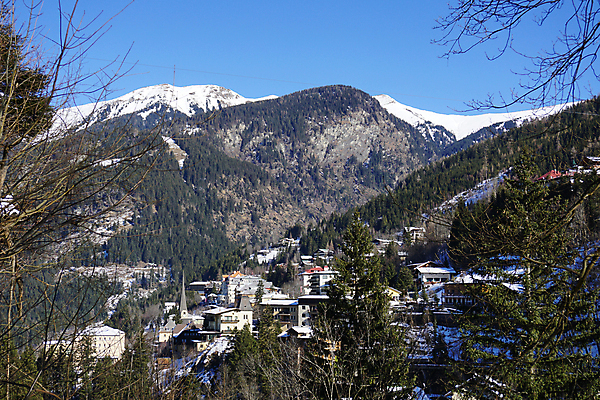 포토 JPG 해외이미지 유럽 스포츠 여행 겨울 건축양식 자연 호텔 휴가 스키 산 거리 경사 사람없음 야외 건물 파란색 강 마을 오스트리아 휴양지 알프스 나쁜 해외포토 건축물 계절 건축 나라 컬러 숙소 겨울스포츠 장소 생태계 파일형식 이미지허브