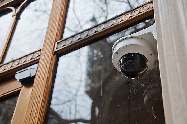 포토 JPG 해외이미지 응시 유럽 기술 경비 안전 사람없음 야외 건물 사무실 카메라 디지털 모니터 텔레비전 장비 흰색 관찰 도시 재산 보호 위험 비밀 도둑 손목시계 순환 보안 전자 감시 시스템 동영상 혁명 더블 사생활 스파이 제어 해외포토 건축물 시선 나라 시계 컬러 컨셉 비즈니스 장신구 모션 금융 전자제품 컴퓨터 범죄인 파일형식 이미지허브