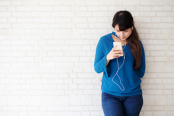 포토 JPG 해외이미지 라이프스타일 여자 행복 아시아 음악 이어폰 백그라운드 거실 인터넷 통신 휴식 주택 건강 한명 서기 미소 동양인 스마트폰 평화 헤드폰 소리 방 듣기 스마트 라디오 오디오 시멘트 온라인 콘크리트 표현성 해외포토 1 감정 나라 음향기기 컨셉 모션 문화예술 표정 사람 인종 건물 생활 전자제품 핸드폰 스마트기기 파일형식 이미지허브