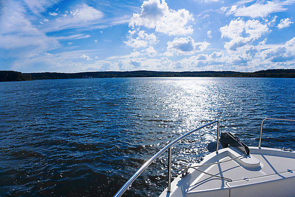 포토 JPG 해외이미지 물결 스포츠 파도 바다 여행 요트 자연 하늘 휴가 항해 사람없음 물 파란색 빛 햇빛 태양 거품 광선 보트 고급 갑판 활 그림 장면 모터보트 닻 스카이라인 카피스페이스 해외포토 자연요소 컬러 컨셉 배_교통 공백 생태계 파일형식 이미지허브