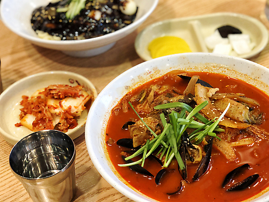 포토 JPG 해외이미지 전통 그릇 접시 음식 백그라운드 겨울 채소 고추 밥 감자 한국 건강 육류 돼지고기 요리 동양인 사람없음 빨간색 초록색 계란 저녁식사 치킨 흰색 뜨거움 닫기 수프 냄비 정상 주식 굽기 매움 반죽 두부 후추 점심식사 섞기 스타일 해외포토 식기 계절 아시아 컬러 식재료 모션 인종 금융 알 식사 맛 솥 구이 향신료 닭고기요리 파일형식 이미지허브