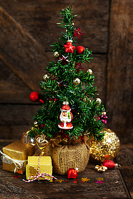 포토 JPG 해외이미지 전통 기념일 별 크리스마스 휴가 새해 선물 사람없음 목재 장식 세로 컬러풀 크리스마스트리 축제 장식볼 시골 해피뉴이어 해외포토 자연요소 나무 컬러 재료 이벤트 새해인사 파일형식 이미지허브