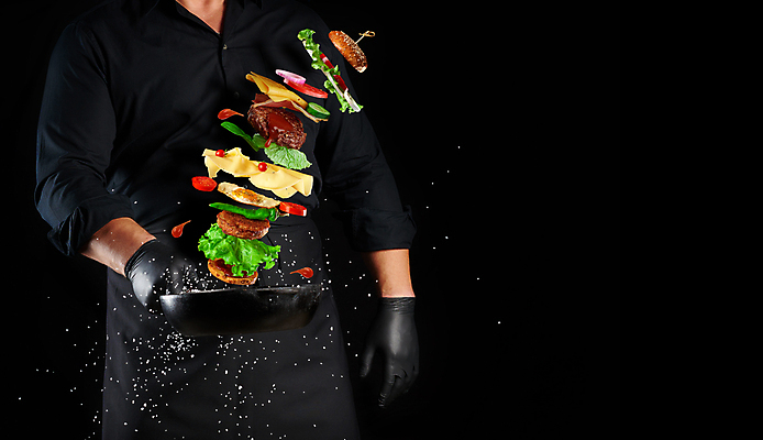 포토 JPG 해외이미지 남자 토마토 검은배경 양파 치즈 실내 한명 들기 상반신 성인 프라이팬 던지기 양상추 케첩 소금 패티 성인남자한명만 해외포토 1 백그라운드 채소 모션 주방용품 유제품 사람 내부 검은색 소스_음식 남자한명만 성인남자만 파일형식 이미지허브